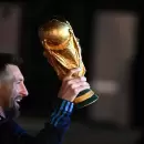 ¿Qué significan las dos figuras que sostienen la Copa del Mundo?
