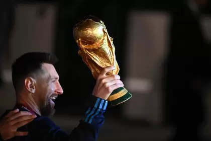 Lionel Messi, el gran capitán, levanta la Copa del Mundo de la FIFA