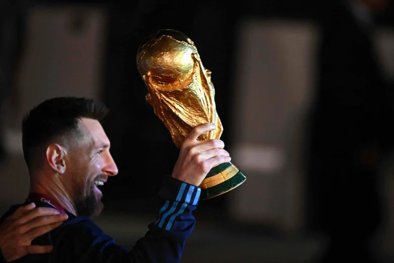 Lionel Messi, el gran capitán, levanta la Copa del Mundo de la FIFA en 2022 - g