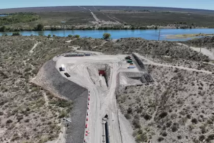 El cruce del río Negro mediante el método de Perforación Horizontal Dirigida (PHD/HDD), una maniobra de alta complejidad.