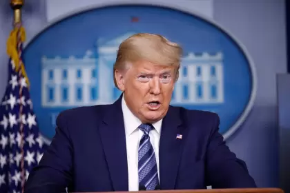 Corte Suprema anula aranceles impuestos por Trump y él responde con una tarifa global del 10%