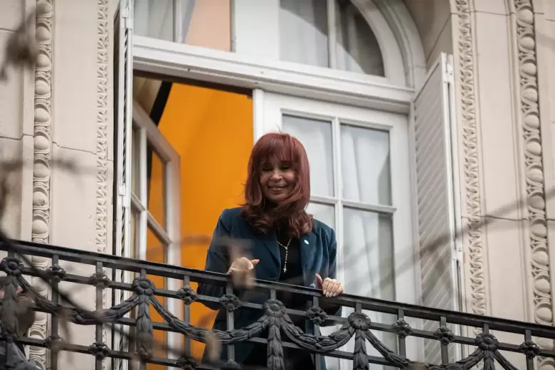 Cristina Kirchner se asoma al balcón de su casa el 13 de junio pasado