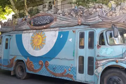 Descompuesto. Descompuesto. Descompuesto. Eso anuncia un cartel manuscrito en la luneta del colectivo Peronismo x la Ciudad.