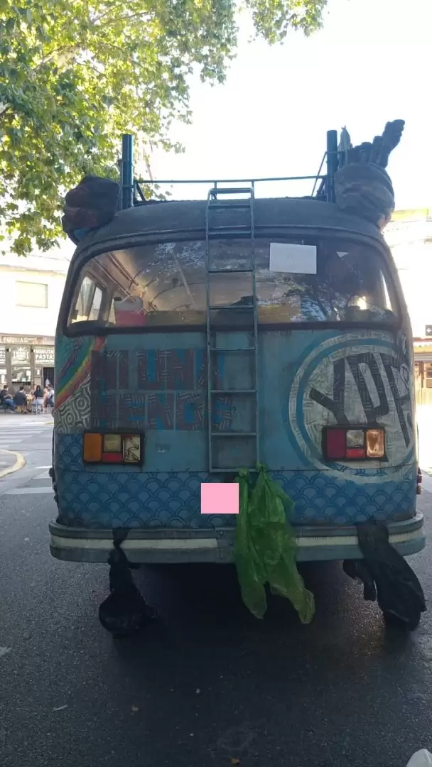Descompuesto. Descompuesto. Descompuesto. Eso anuncia un cartel manuscrito en la luneta del colectivo Peronismo x la Ciudad.