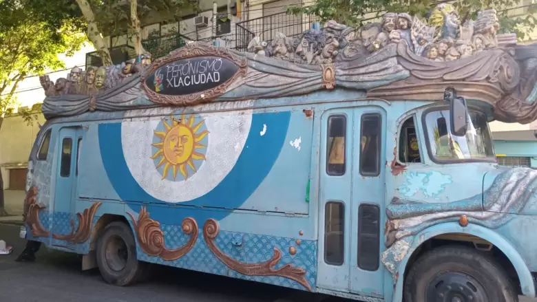 Descompuesto. Descompuesto. Descompuesto. Eso anuncia un cartel manuscrito en la luneta del colectivo Peronismo x la Ciudad.