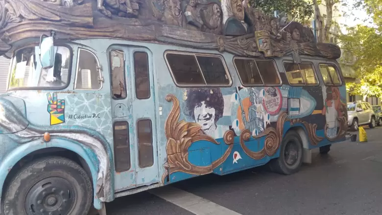 Descompuesto. Descompuesto. Descompuesto. Eso anuncia un cartel manuscrito en la luneta del colectivo Peronismo x la Ciudad.
