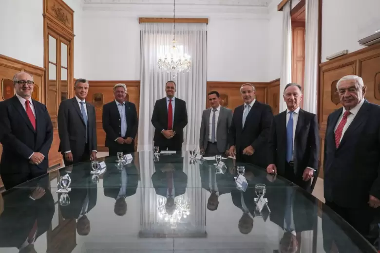 El jefe de Gabinete, Manuel Adorni, y el secretario de Comunicación, Javier Lanari, recibieron en Casa Rosada a representantes del G6.
