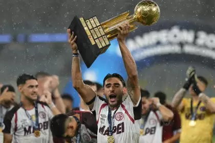 Eduardo Salvio, uno de los referentes de Lanús, levantando la Recopa Sudamericana