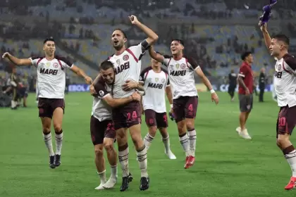 El festejo de los jugadores de Lanús tras consagrarse campeones de la Recopa Sudamericana 2026.
