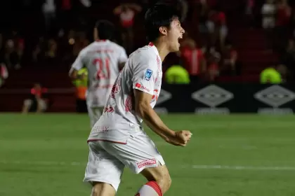 Ryoga Kida celebrando su agónico gol ante Barracas Central.