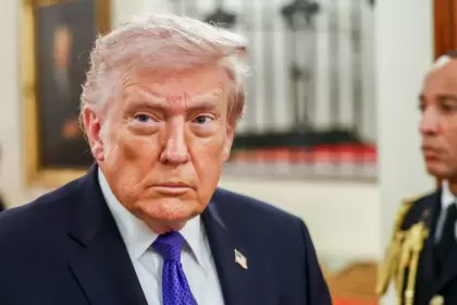 Trump advierte guerra larga y evacúa 14 países: "Salgan ahora"