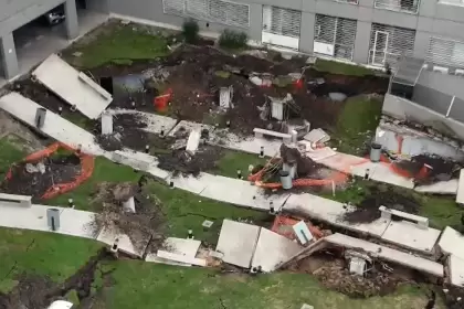 Derrumbe en Parque Patricios: se desplomó el patio interno de un complejo de viviendas