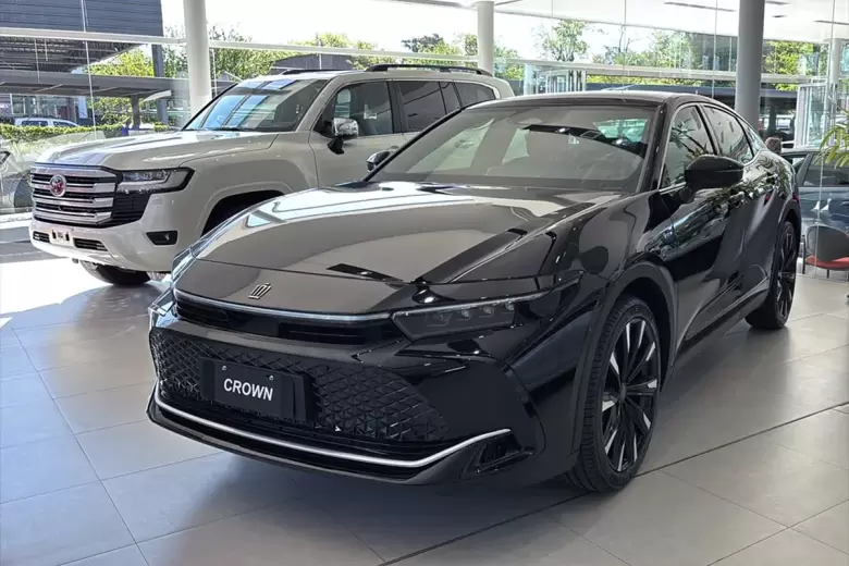 Los modelos Toyota Crown y Land Cruiser 300 bajaron fuerte de precios tras la eliminación de Impuestos Internos.