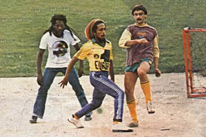 Bob Marley jugando al fútbol en las instalaciones del Nantes