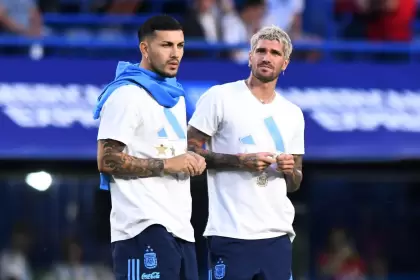 El "ritual de los caramelos" es la cábala más icónica de la Selección Argentina, protagonizada por Paredes y De Paul