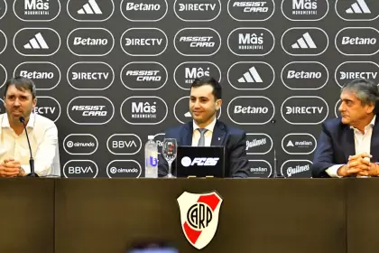 Eduardo Coudet junto a Stefano Di Carlo y Enzo Francescoli en su presentación como nuevo DT de River. (@RiverPlate)
