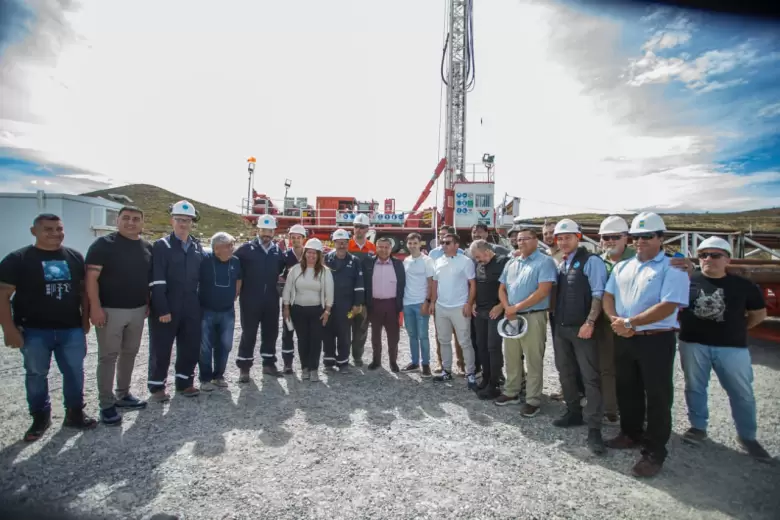 Autoridades recorrieron las locaciones del yacimiento.
