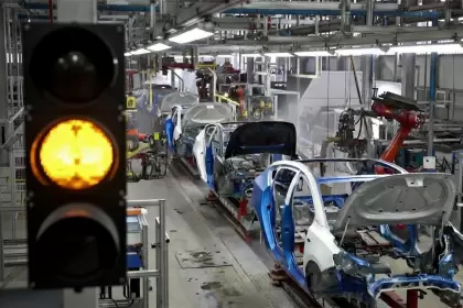 Semáforo amarillo para la industria automotriz nacional.
