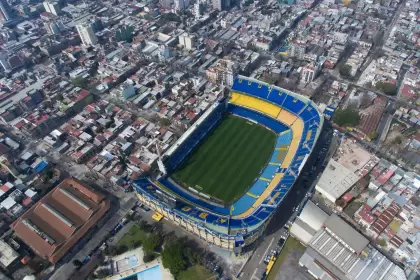 Vista aérea de La Bombonera y el tejido urbano que la rodea.