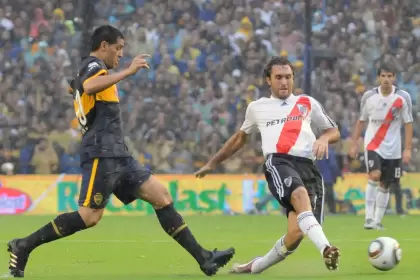 Ahumada junto a Riquelme en un Superclásico. Hoy, ambos saltaron de las canchas a la política.