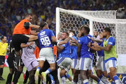 La batalla campal entre Cruzeiro y Atlético Mineiro terminó con un número de expulsados récord