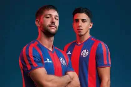 Luciano Vietto y Alexis Cuello con la nueva camiseta titular de San Lorenzo.