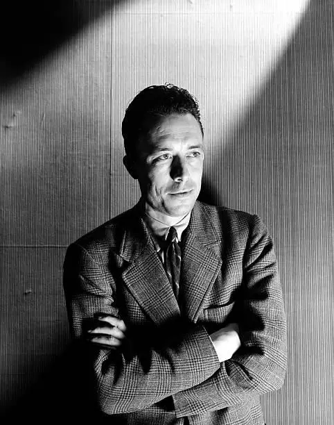 albert camus sonriente