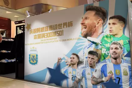 Local de la Selección en China con gigantografía de Messi, Dibu Martínez, Mac Allister, Fernández y De Paul.