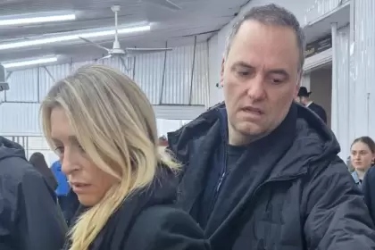Adorni se disculpa por subir a su esposa al avión presidencial