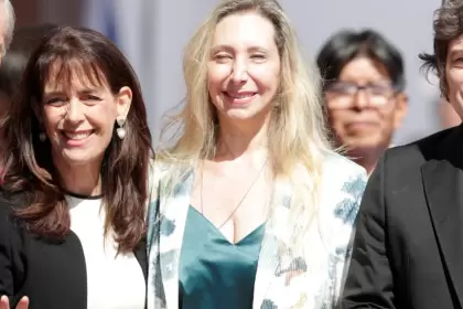 El nuevo mandatario chileno José Antonio Kast, su esposa María Pía Adriasola, Karina Milei y Javier Milei.