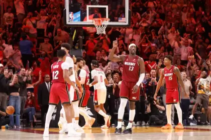 Adebayo reacciona luego de convertirse en el segundo máximo anotador en la historia de la NBA