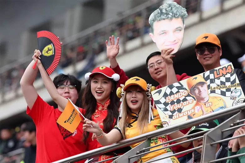 El colorido de los fans chinos en el Gran Premio de Shanghai de 2025.