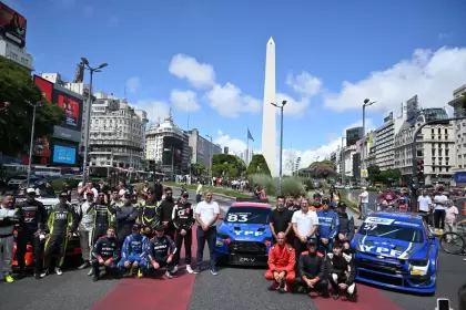 Los pilotos del TC2000, junto a autoridades de la Ciudad y de la categoría, posan frente al Obelisco durante la presentación
