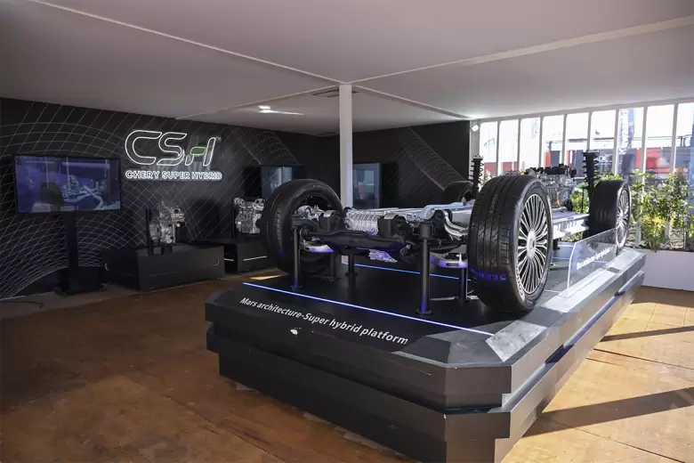 En el stand se muestra cómo funciona el sistema Chery Super Hybrid.