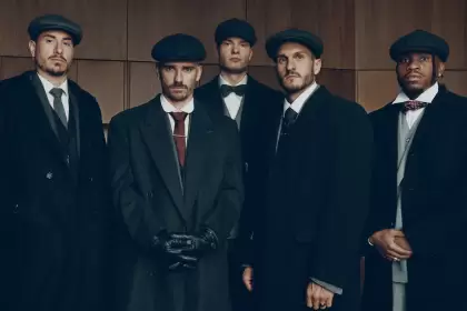 Giménez, Griezmann, Sørloth, Koke y Lookman, caracterizados como los Peaky Blinders.