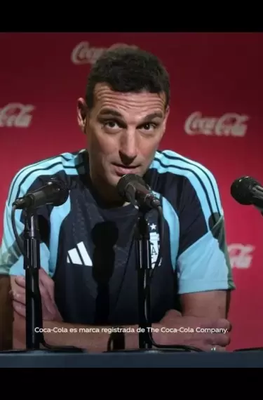 La pieza recorre distintos escenarios argentinos en los que se vive la pasión por el fútbol.