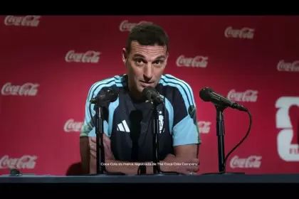 La pieza recorre distintos escenarios argentinos en los que se vive la pasión por el fútbol.