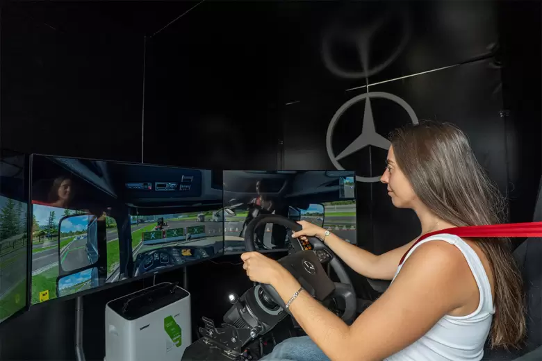 Simulador de TruckTraining en el stand de ExpoAgro, una innovación para los visitantes.
