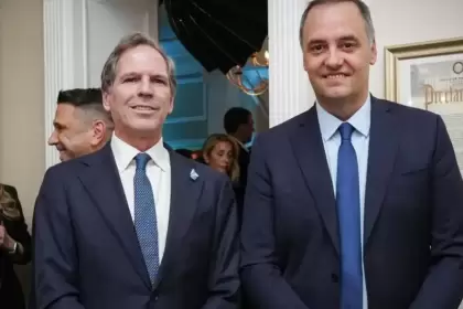 El embajador argentino en Estados Unidos, Alec Oxenford, junto al jefe de Gabinete, Manuel Adorni.