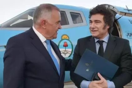 Osvaldo Jaldo recibió a Javier Milei en el aeropuerto en Tucumán a fines de 2024