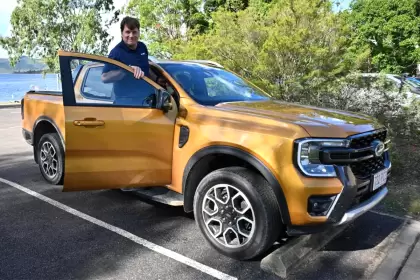 Jim Farley, CEO de Ford con la Ranger en Australia.
