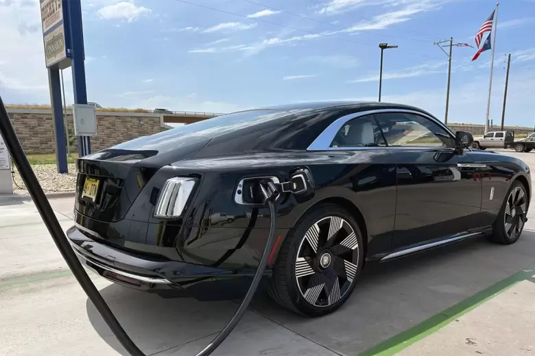 Un Rolls Royce Spectre, lanzado en 2023, recargando baterías en una estación en EE.UU.