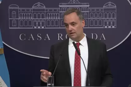 En crisis, Adorni busca retomar el control con una conferencia clave