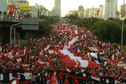 Los hinchas de Independiente en la histórica caravana del 2005