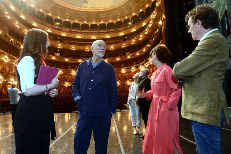 El actor estadounidense John Malkovich paseó por Buenos Aires: subió al mirador del Obelisco y disfrutó de la belleza del Teatro Colón