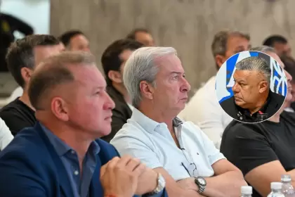 El presidente de Huracán, Abel Poza, junto a Fabián Berlanga, titular de Vélez, durante una reunión del Comité Ejecutivo