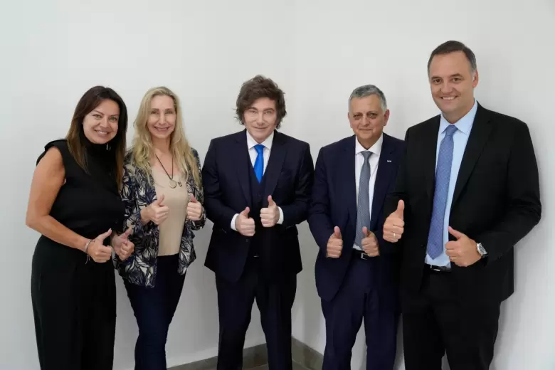 "GANAMOS EN EL JUICIO DE YPF...!!! TMAP. MAGA. VLLC!", festejó Milei en una imagen junto a Pettovello, Karina Milei, Marín y Adorni