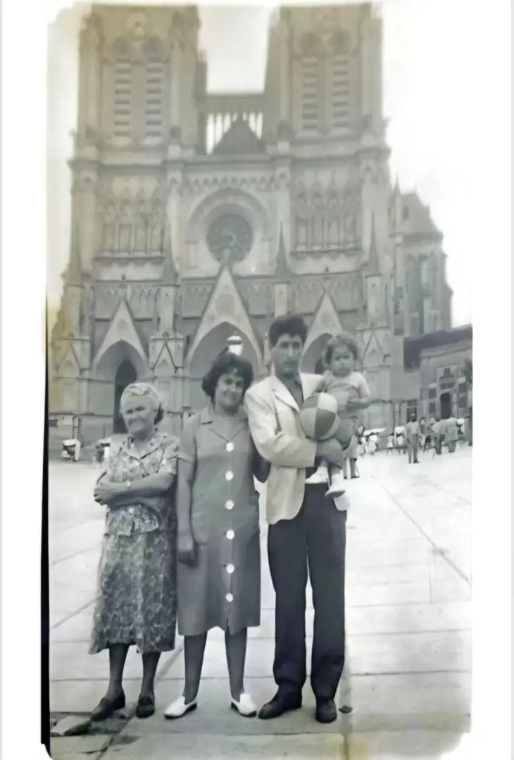 Graciela niña con sus papas y su tía abuela