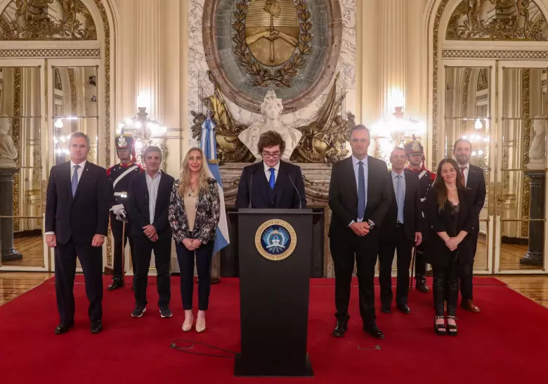 El equipo presente en la cadena nacional