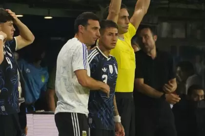 Scaloni le da indicaciones a Rojas antes de su ingreso ante Mauritania; a su lado, Giay aguarda su turno.